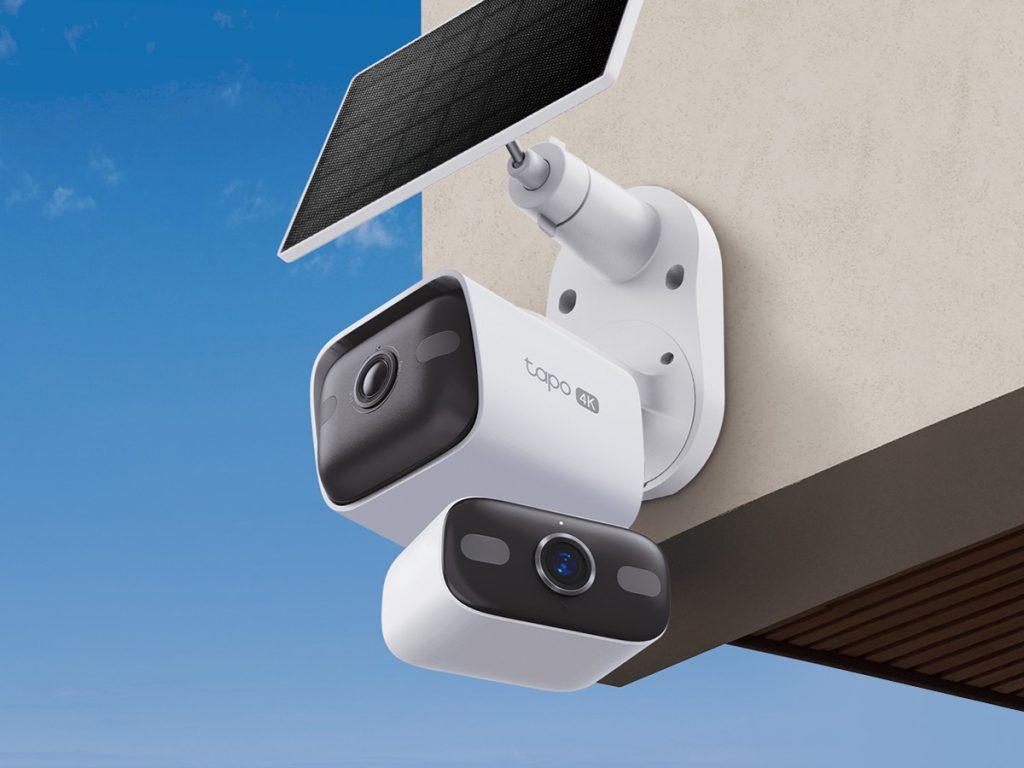 A modern Tapo-branded security camera capturing a crisp, high-resolution image of a home entrance in 4K clarity.